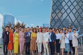 央视主持人大合照，尼格买提却把海阳挡死？回应称：是你太矮图片