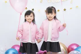 熊黛林晒3岁双胞胎女儿写真庆生，姐妹俩个头差距大，长相不一样图片