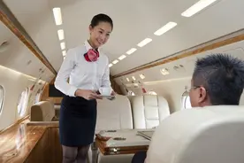 为啥飞机起飞后，空姐会偷偷把头等舱布帘拉上？看完才知其猫腻图片