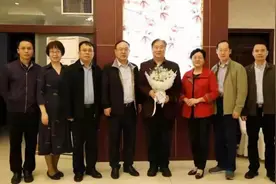 曹坤华带队专程前往荔浦市看望全国知名医药专家杨世林教授并调研县域科技创新图片