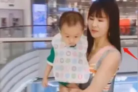 “最嫩奶奶”火了，抱孙子逛街被误认是妈妈，网友：孩子缺爷爷吗图片