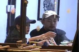 周迅恋情添实锤！与男方互相夹菜氛围甜蜜，挽手同回酒店关系亲密图片