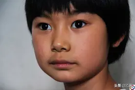 8岁漂亮女孩不会说话，妈妈一提她就流泪，一双大眼让人过目难忘图片