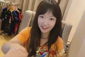 网友给孙颖莎P长发！齐刘海配“QQ脸”好萌，穿运动服气场却不输图片