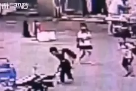 警方通报小学生扶老人遭讹，确系两小学生打闹撞倒老人，路人乱作证图片