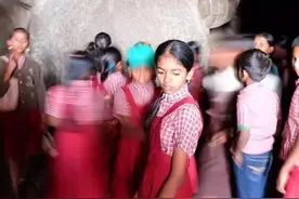 14岁印度女孩遭绑架，13人绕着全城轮流侵犯，发泄后扔进公交车图片