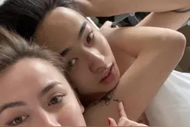 放飞自我？伊能静儿子与女友在床上直播，赤身脸贴气氛暧昧图片