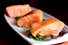 三文鱼携带病毒？了解挪威三文鱼养殖真相，更令人怵目惊心。图片