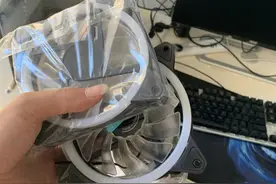 猪鼻子插大葱？电脑玩LOL卡顿，客户说散热故障：装三个RGB风扇图片