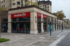 楼市有多惨？重庆某豪宅二十多家中介店混战，如今倒闭一大半？图片