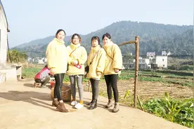 雯雪的闺蜜结婚四姐妹聚齐了，穿一样的衣服去喝喜酒，哪个最漂亮视频封面