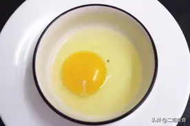 鸡蛋里面有小黑点，到底能不能吃？大厨告诉您，涨知识了图片