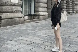 38岁陈妍希近况曝光，白皙长腿细得像竹竿，脸上婴儿肥略显青涩图片