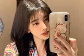 对镜自拍，我只服她，快来做笔记图片