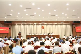 “期中答卷”请审阅！斯金锦院长向人大报告法院半年工作图片