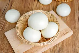 发面时，这1步不能省，加上这1步之后，馒头又白又胖又软图片