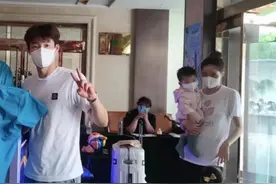 孙嫂来了！泰山外援携妻儿归队，娇妻曾是选美冠军长相清纯颜值高图片