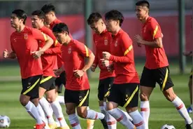太矫情了吧？国足体力不足，李铁还得边做思想工作边训练图片