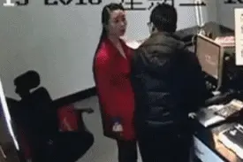妹子，洗衣服要用手，你用脚踹是几个意思啊图片