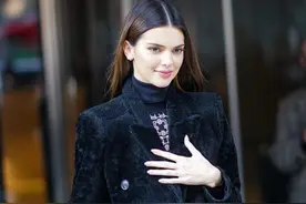 肯豆真是行走的穿搭经，秋冬学她马丁靴+牛仔裤，秒变时尚女王图片