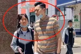 “最年轻爸爸”走红，接女儿放学老师怀疑是男友，女儿：真是我爹图片