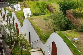 这是日本“窑洞房”，嵌入山体打造梯田式集合住宅，庭院搬屋顶上图片