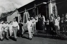 河南--1942年大灾旱过后，在伟大的领袖引领下新中国时代1958年图片