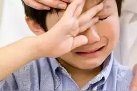 孩子经常因为一点小事就哭，并不是他玻璃心，而是父母自身没做好图片