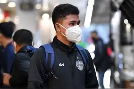 参加亚冠的泰国球员戴口罩抵沪，未穿厚外套，对上海天气或不适图片