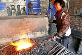 6旬大妈40年干铁匠赚100万，养活丈夫供出2个大学生，有故事图片