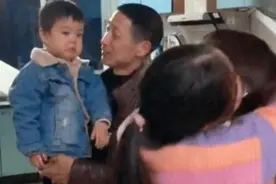 “吃醋宝宝”表情火了，只因妈妈多抱了一会姐姐，网友：简直可爱图片