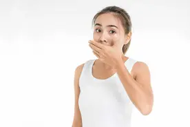 吃饭总是咬到舌头？这不是失误的问题，或许是因这3件事给闹的图片