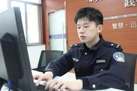 还真是个精神小伙！通宵办案后义乌民警一段尬舞火了，可爱又让人心疼图片