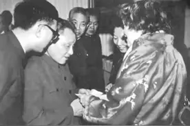 1979年，外国记者海伦见到邓小平：这封信，是毛泽东42年前给你的图片