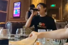 王思聪现身贵族KTV，奢华包厢低消上万，美女为和他对唱抢话筒图片