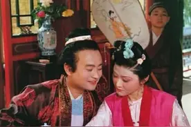 贾宝玉和琪官私自交往赠送红汗巾子一事，到底是谁告的秘？图片