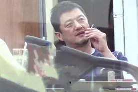 李亚鹏现身4S店看豪车，价值千万不打怵，商场失意后依旧洒脱图片