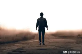 46岁外卖员出租屋猝死：成年人的生活，都是在渡劫图片