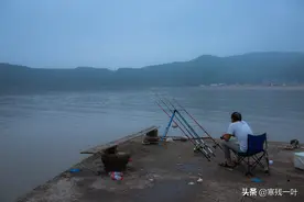 浙江一小渔村成钓鱼爱好者天堂，每天停满车子，一般人我不告诉他图片