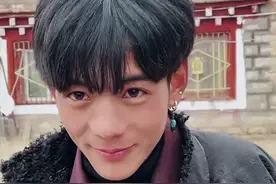 又一男孩因高颜值走红，一脸漠然坐公交，网友：饱受补习班摧残图片