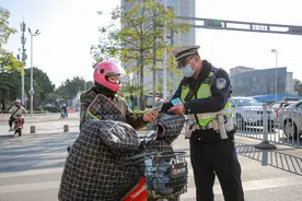 车把手套、挡风被不安全！佛山交警教你冬季骑行如何正确保暖图片