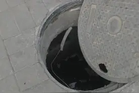 瞬间“消失”！呼和浩特一对母女行走中，14岁女儿踩翻井盖掉入井中图片