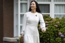 孟晚舟的樱桃胸针火了！新露面穿小白裙心情大好，手贴胶布受苦了图片