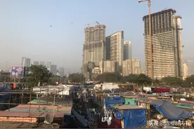 印度的高档住宅，为什么总挨着贫民窟？当地人：二者谁也离不开谁图片