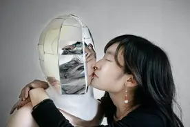 她亲手缝制一个镜子面具，与不同的人亲吻图片