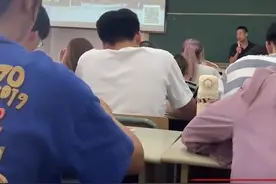 福建一狗子躺教室蹭空调睡觉，发现后被叫醒，网友：理解那种心情图片