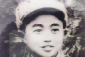 “小个子杀手”：身高仅1米2，击杀7名日军军官，奖章多如防弹衣图片