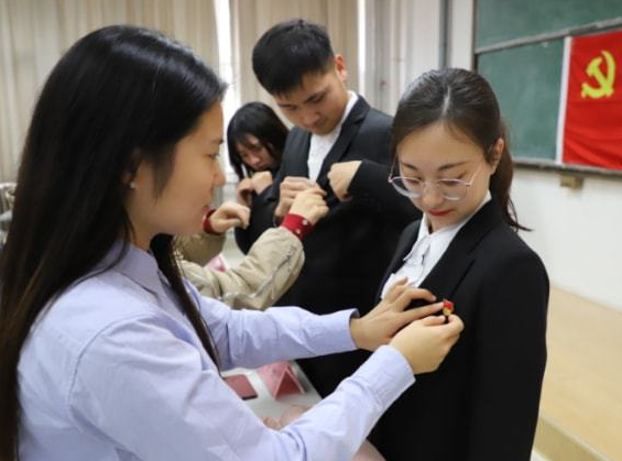 大学期间入党有优势，可弊端却“鲜为人知”，需想好再做决定