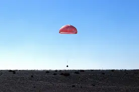 神舟十二号航天员回家过中秋，飞船怎么做到大头朝下不“翻船”？图片