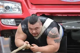 我，辞掉大学老师工作，去当健身教练，现在是300斤的大力士图片